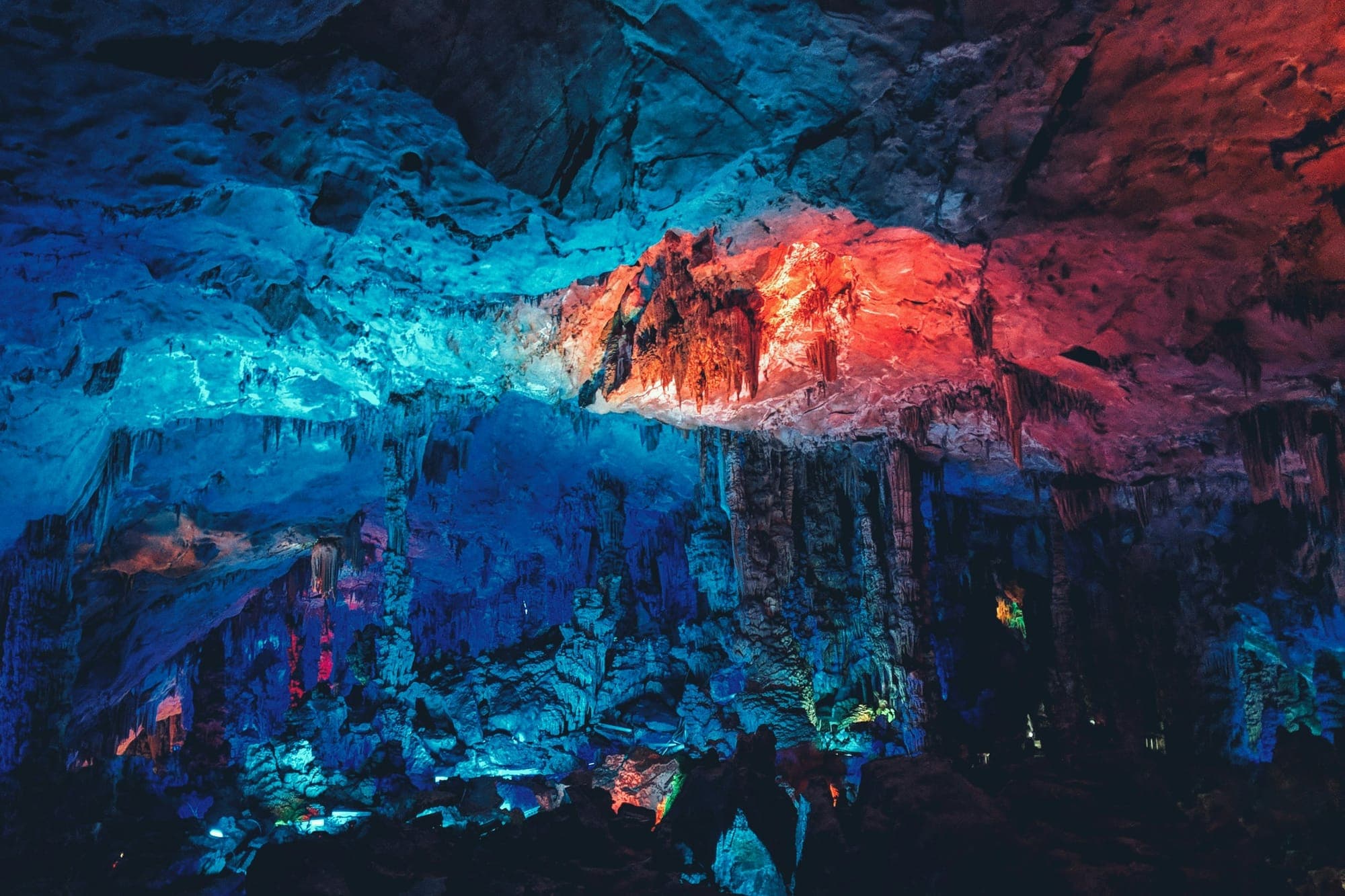 Formaciones rocosas iluminadas con luces de colores en la Cueva de la Flauta de Caña, Guilin