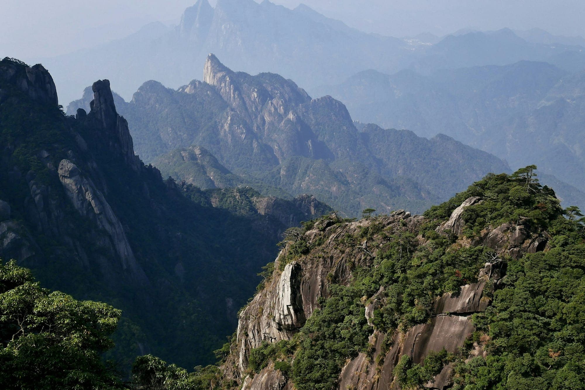 Pics et crêtes de granite du mont Sanqing dans le Jiangxi