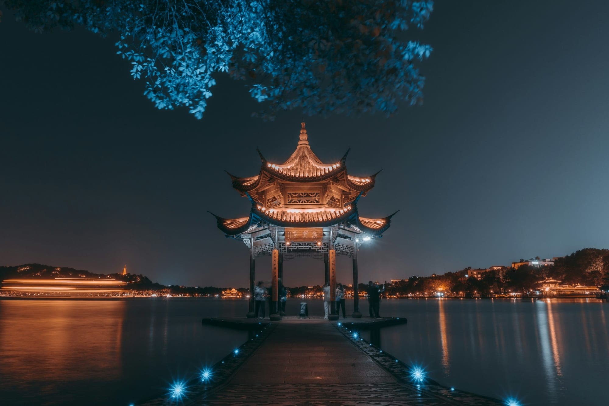 Padiglione illuminato sul Lago dell'Ovest di notte, Hangzhou