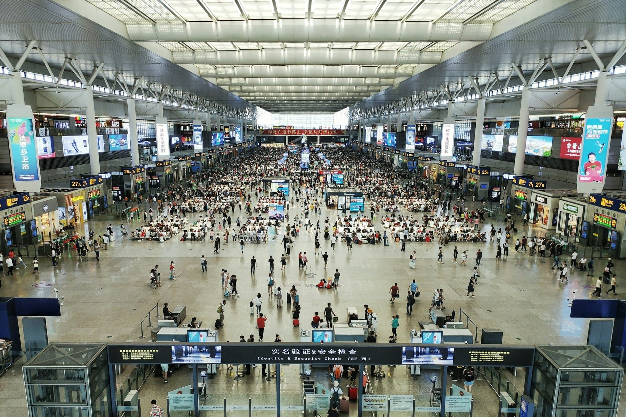 Die Abfahrtshalle des Bahnhofs Shanghai Hongqiao von oben