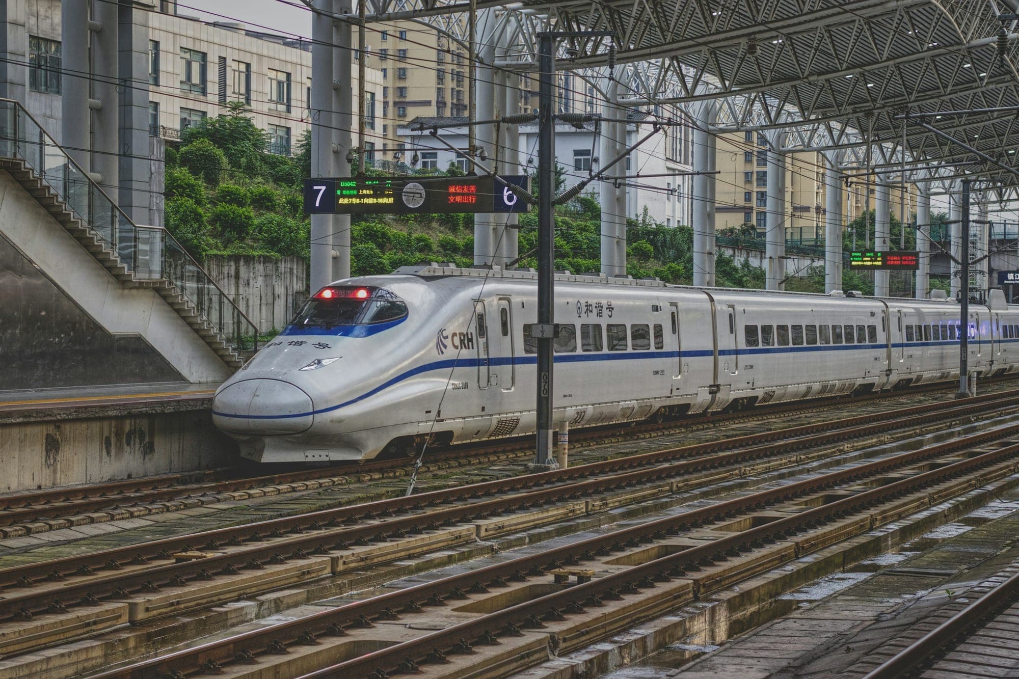 Ein CRH-Hochgeschwindigkeitszug im Bahnhof Zhenjiang