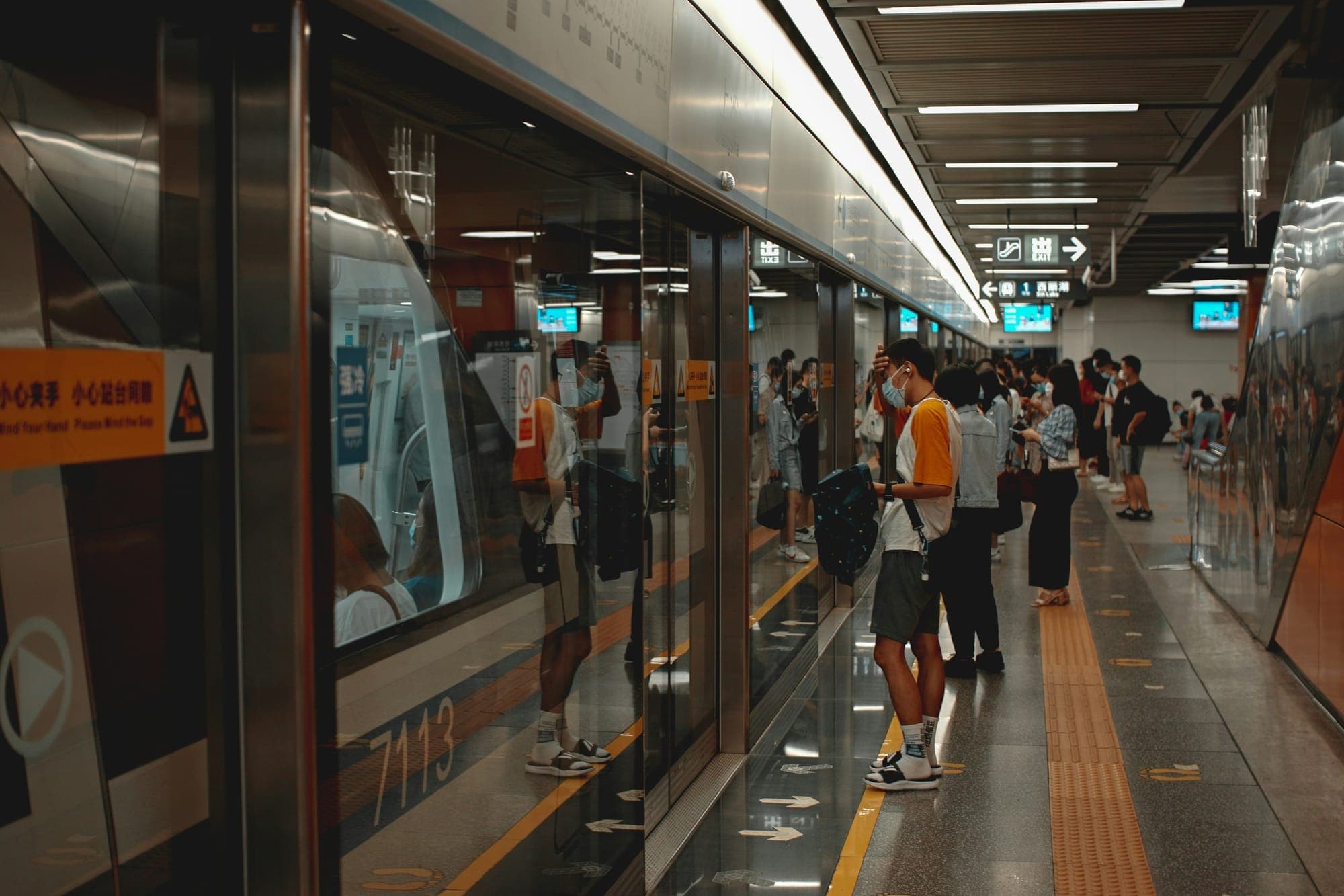Voyageurs attendant sur le quai d'une station de métro à Shenzhen