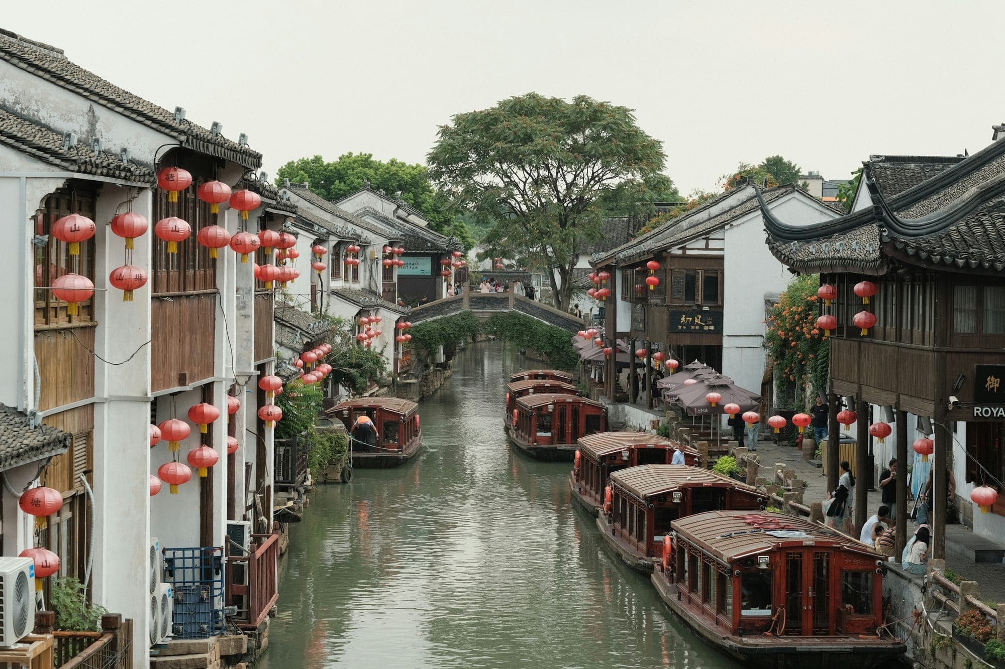 Bateaux amarrés le long d'un canal bordé de lanternes à Suzhou