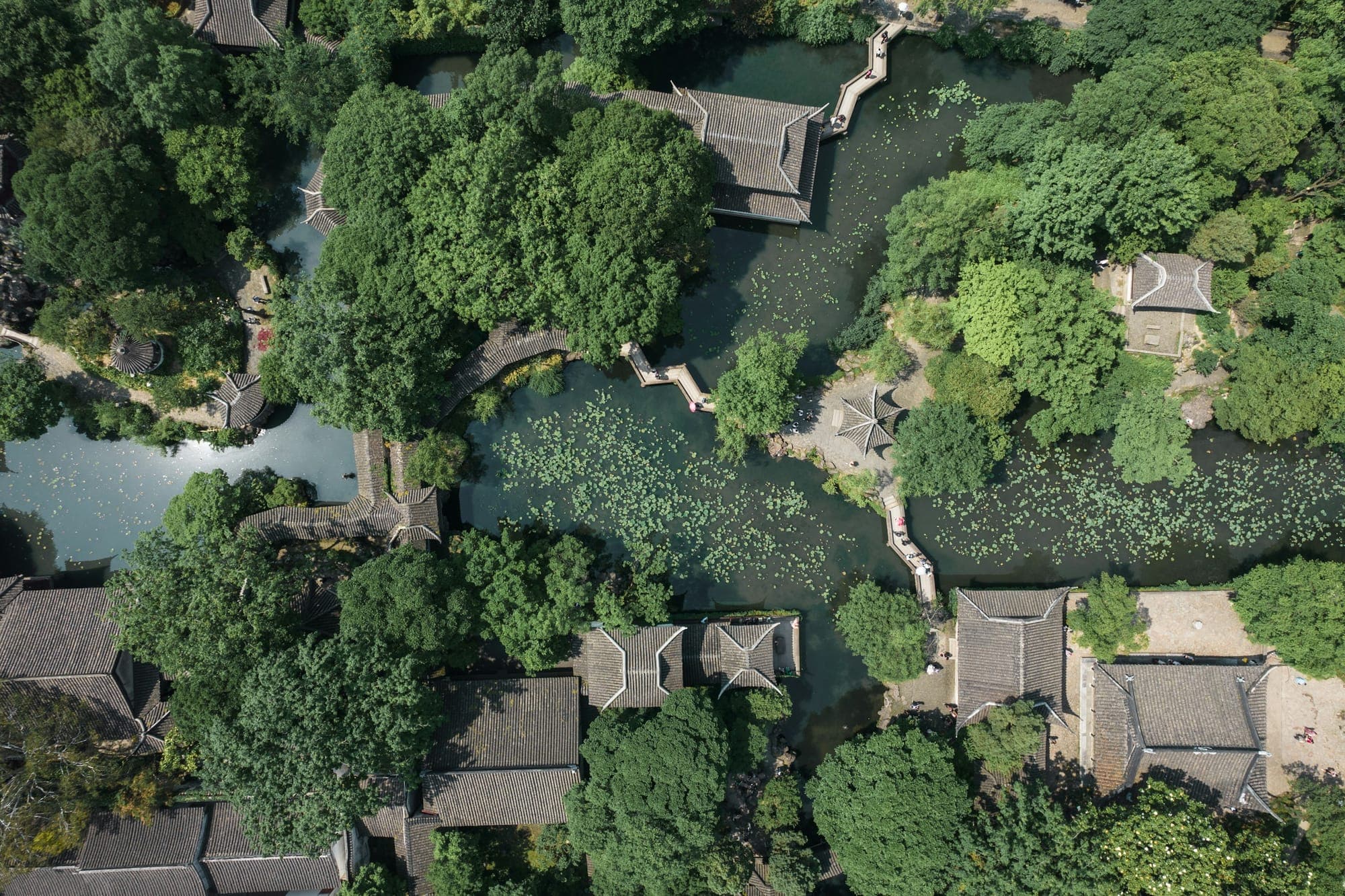 Vista dall'alto degli stagni e delle sale del Giardino dell'Amministratore Umile a Suzhou
