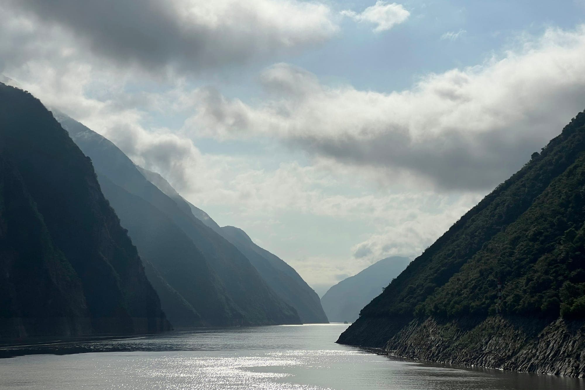 La garganta Wu del río Yangtsé cerca de Wushan