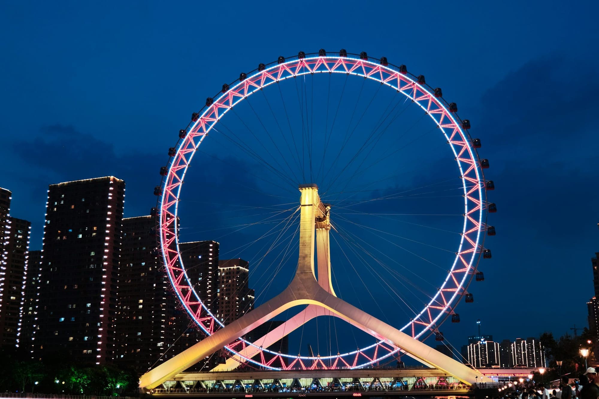 La noria Tianjin Eye iluminada de noche