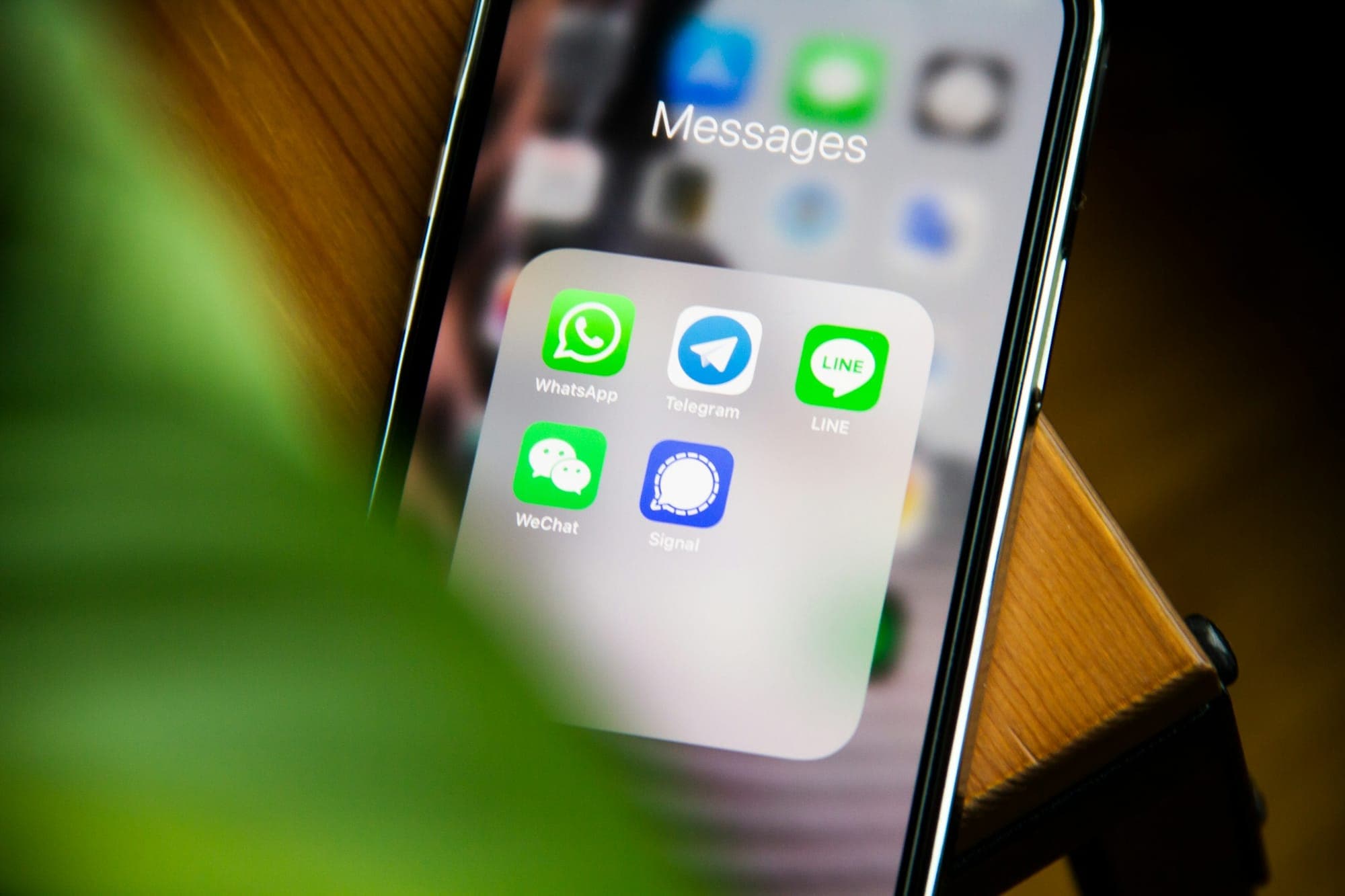 Ein Ordner auf dem Handy mit Messenger-Apps, darunter WeChat