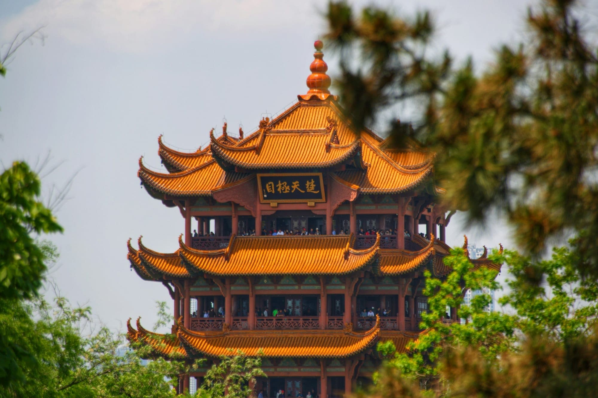 La tour de la Grue jaune encadrée d'arbres, Wuhan