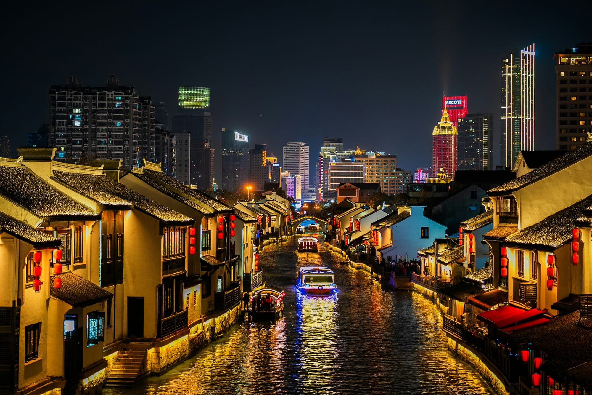 Casas antiguas iluminadas a lo largo del Gran Canal de noche, Wuxi
