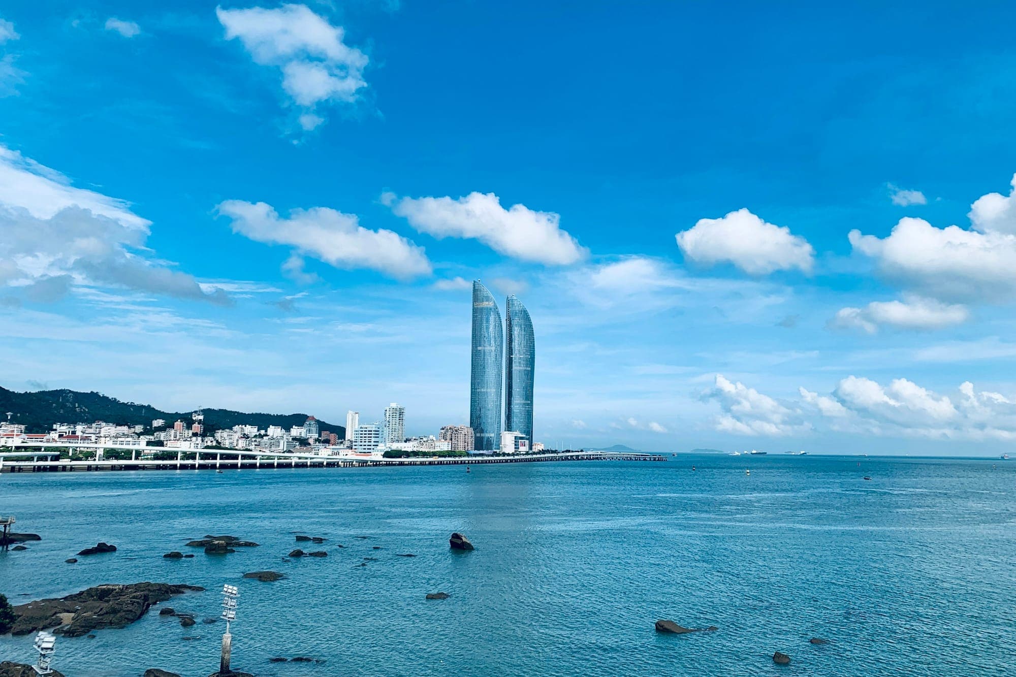 Las torres gemelas de Xiamen sobre el mar en un día despejado
