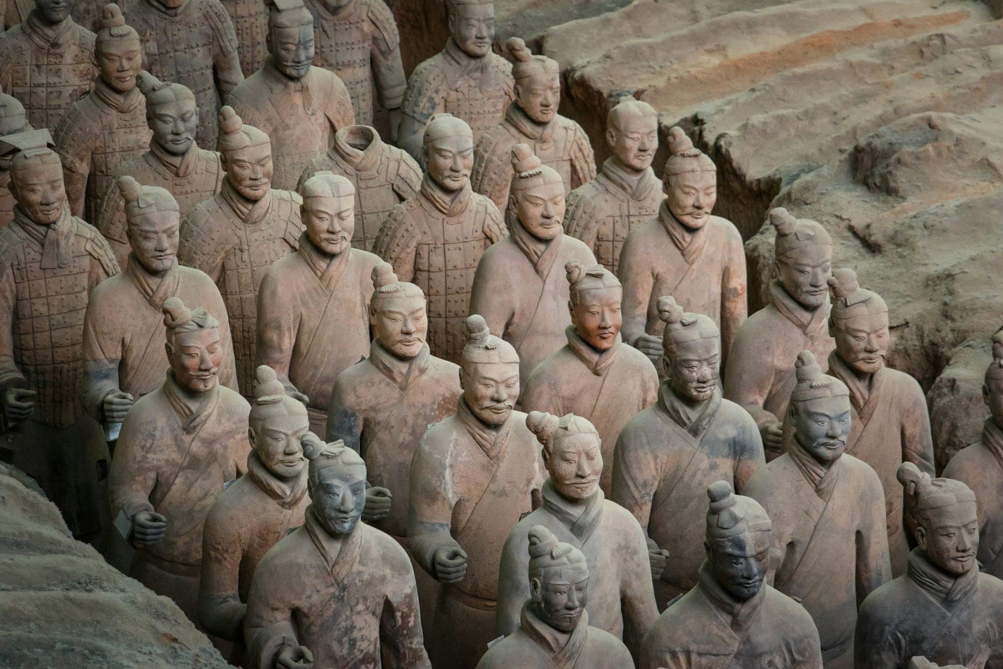 File di Guerrieri di Terracotta nella fossa di Xi'an