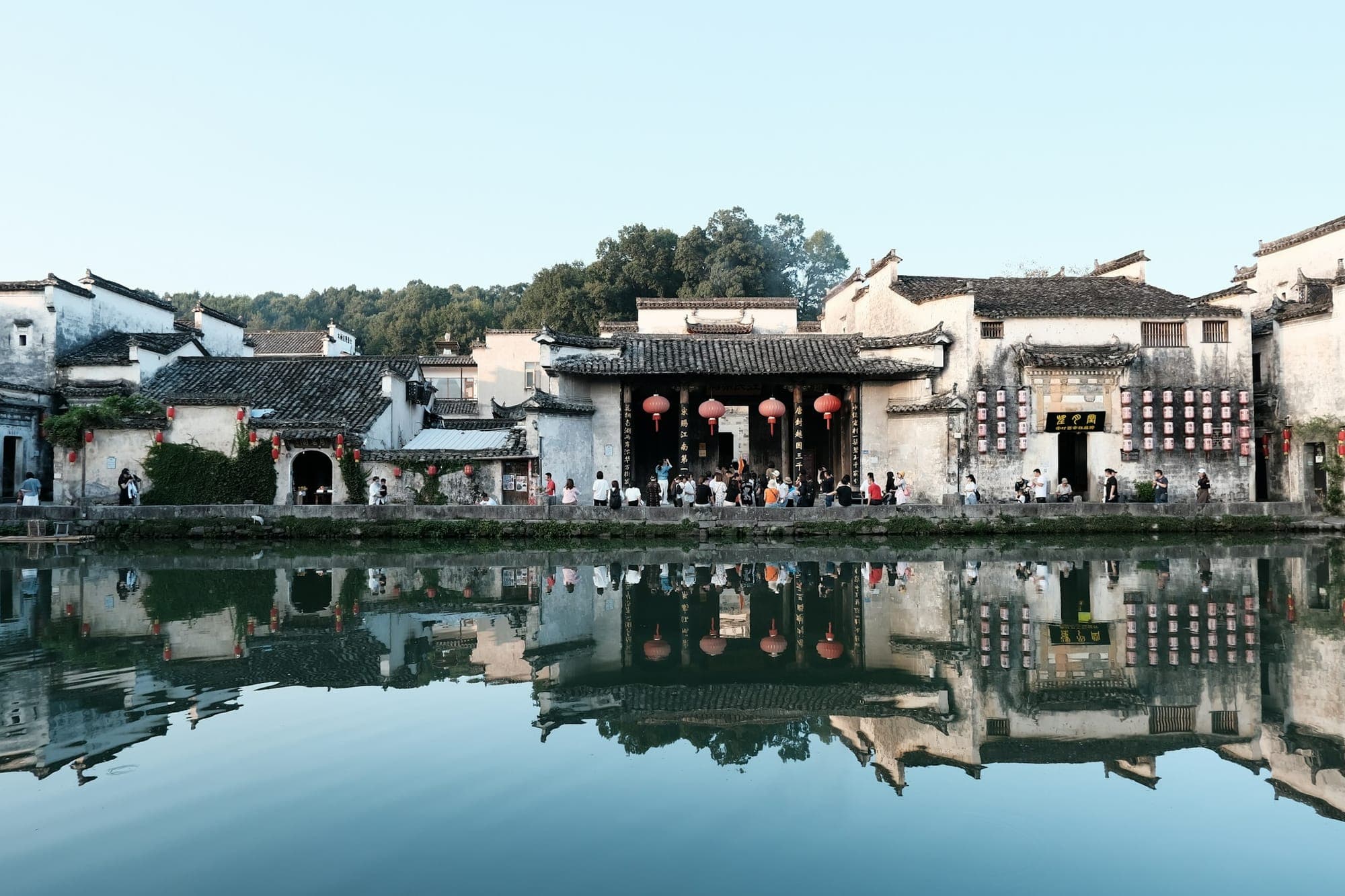 Case dalle pareti bianche di Hongcun riflesse nel Lago del Sud, Anhui