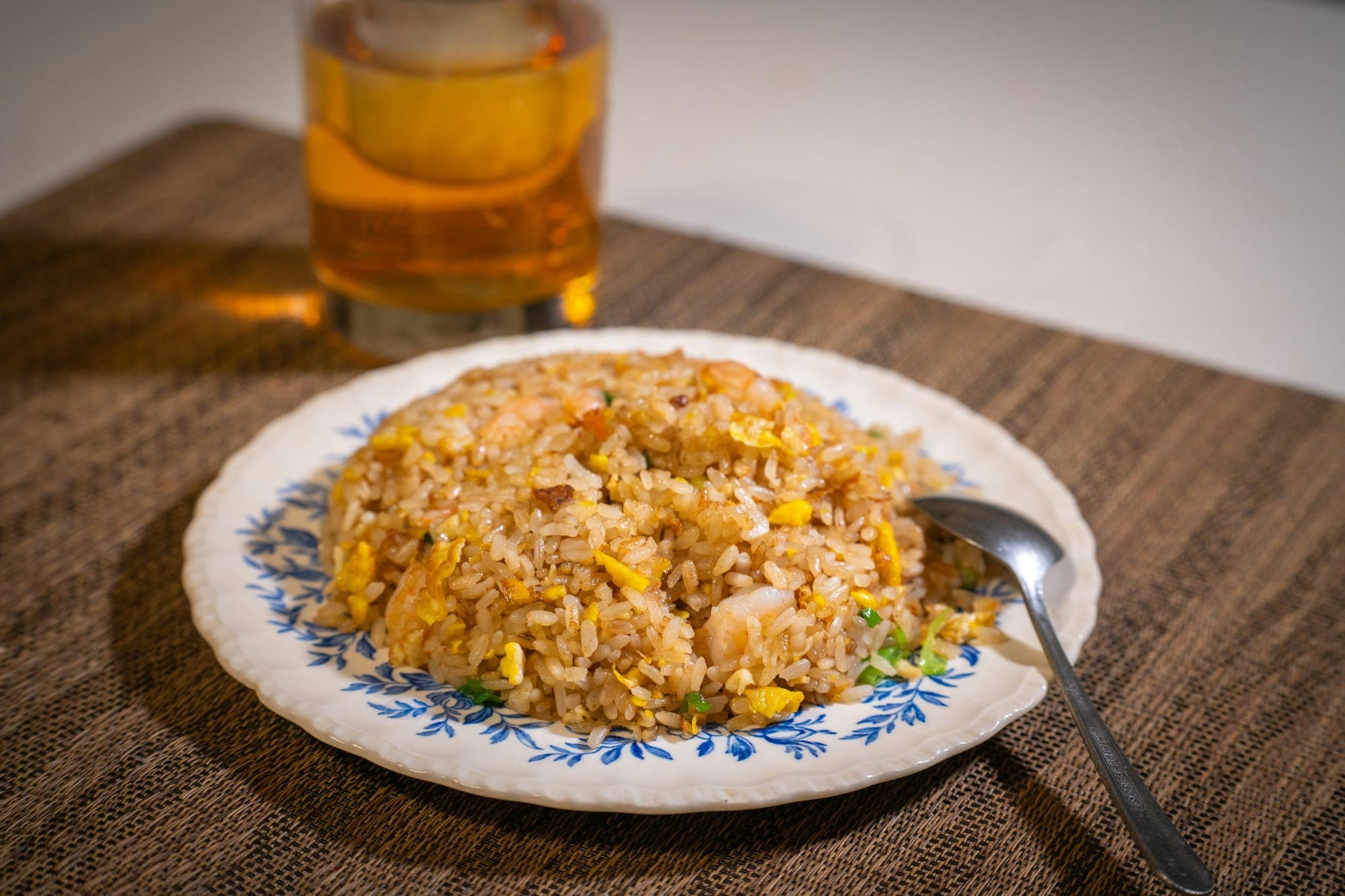 Un plato de arroz frito con huevo