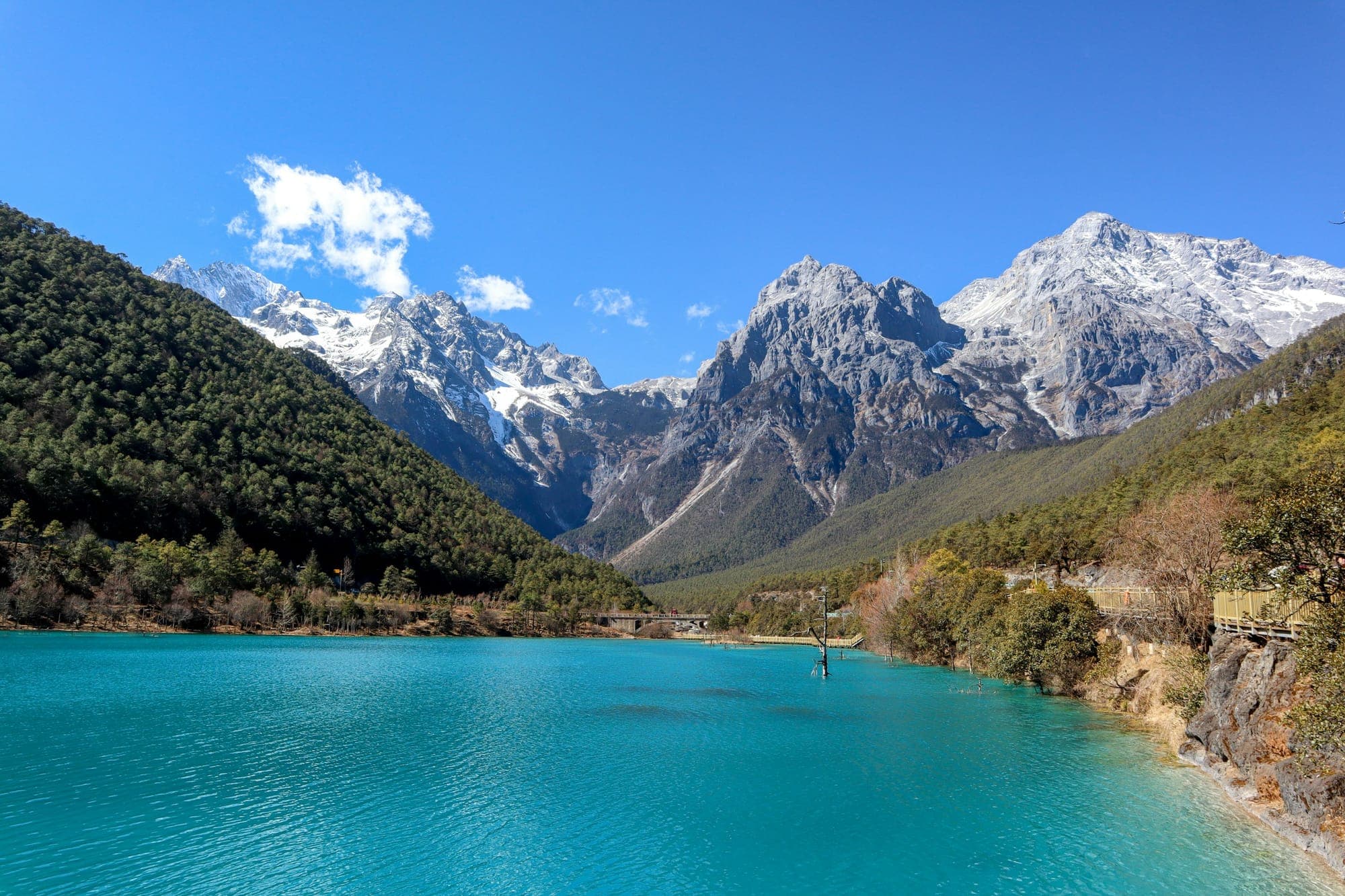 Türkisfarbener See im Blue Moon Valley unterhalb des Yulong Snow Mountain