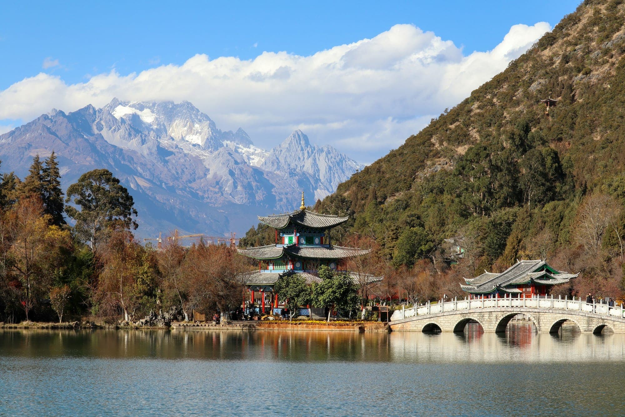 Stagno del Drago Nero e il suo ponte ai piedi della Montagna del Drago di Giada, Lijiang