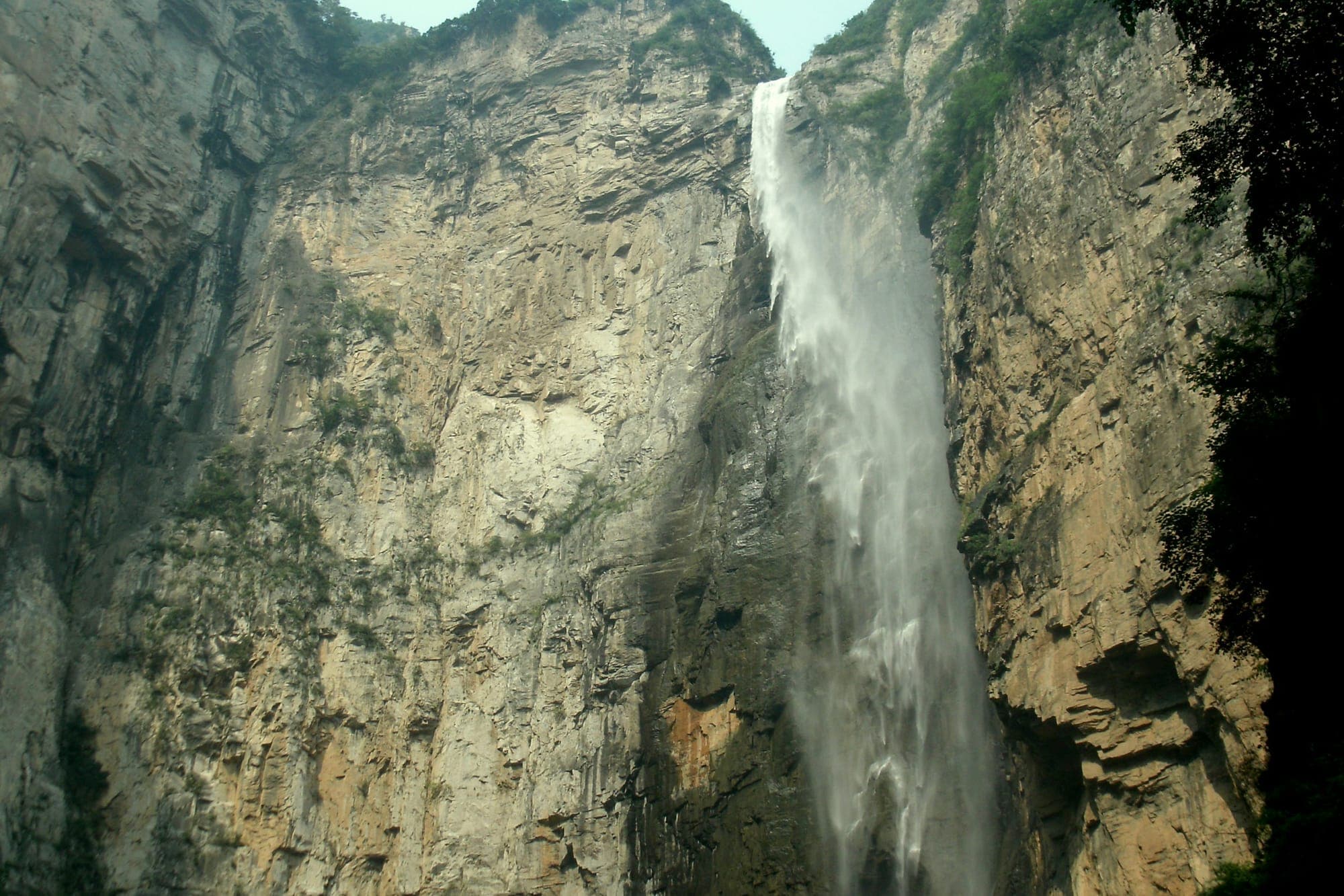 Una cascada alta que cae por un acantilado vertical en la montaña Yuntai, Henan