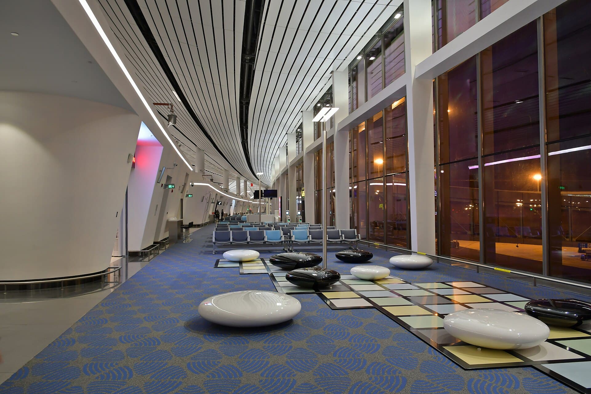 Area con posti a sedere all’interno di un terminal aeroportuale internazionale in Cina
