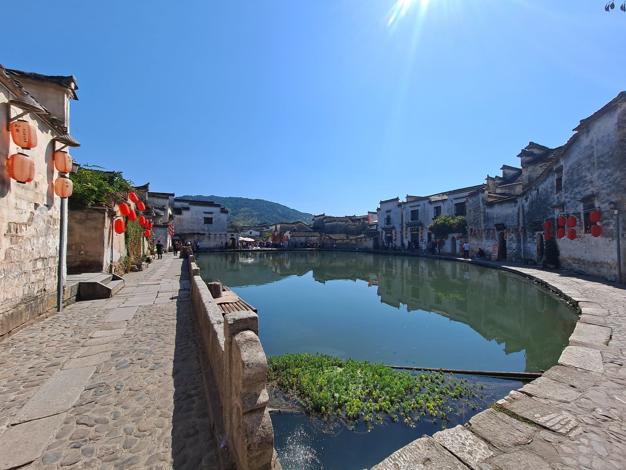 Moon Pond im Dorf Hongcun in Anhui – ein realer Drehort von Tiger and Dragon