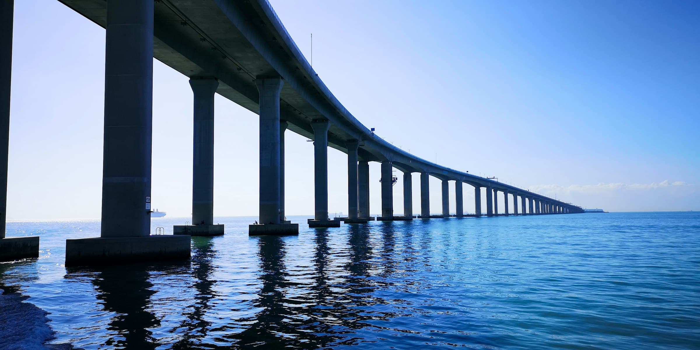 Il ponte Hong Kong-Zhuhai-Macao attraversa il mare sopra acque blu e sotto un cielo limpido