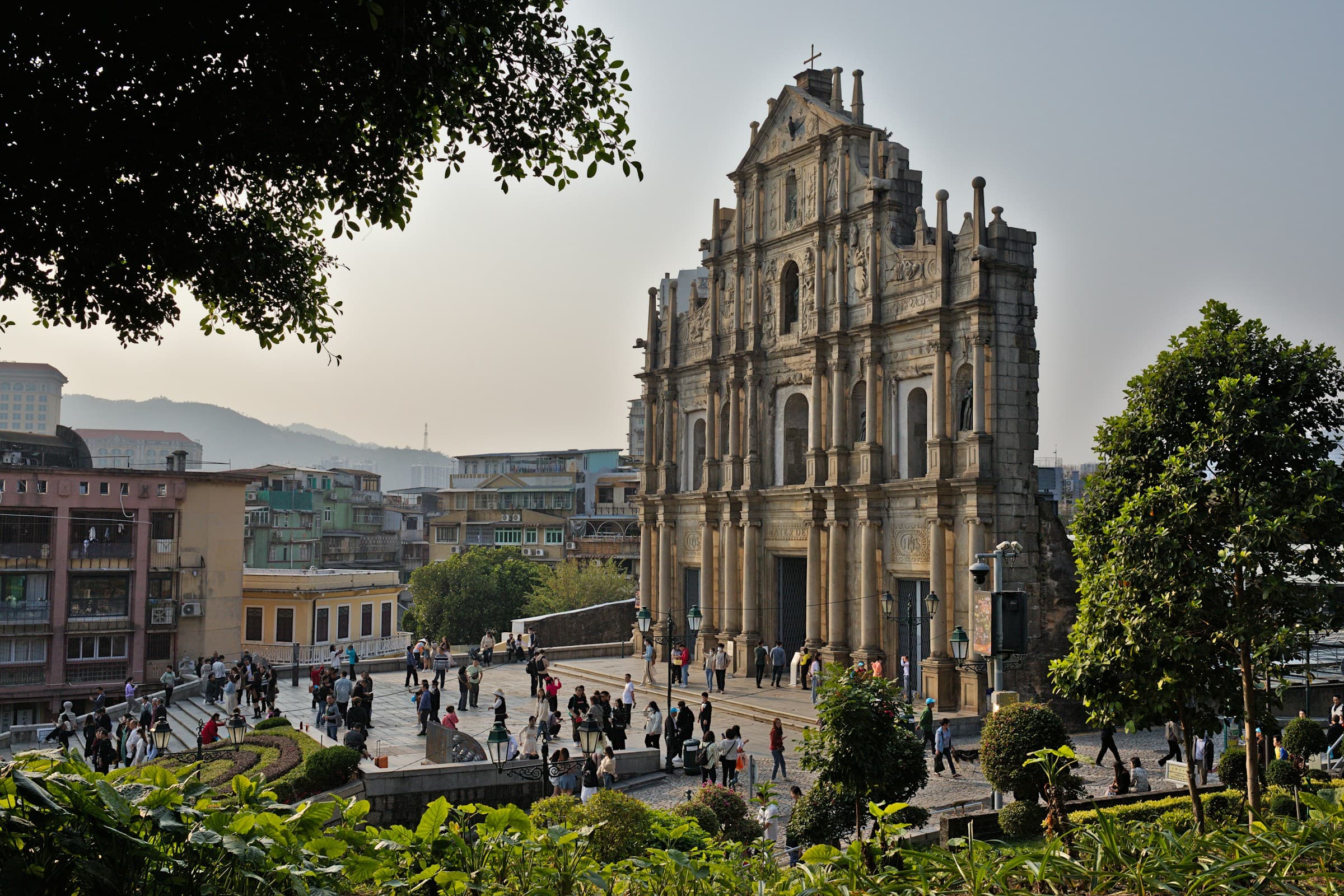 Steinerne Fassade der Ruinen von St. Paul über dem gestuften Platz im Historischen Zentrum von Macau