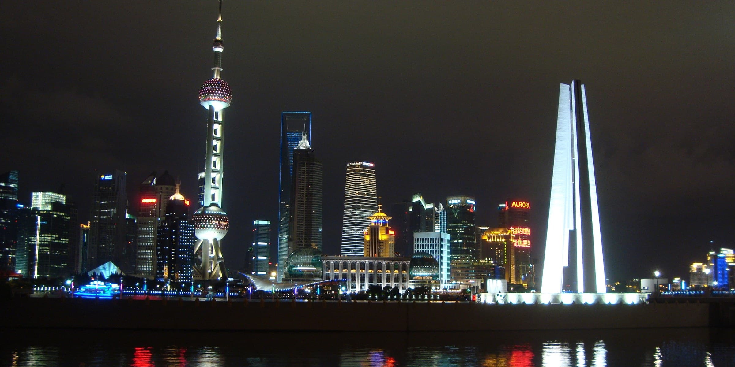 Nachtansicht der Skyline von Lujiazui über den Huangpu-Fluss vom Bund in Shanghai