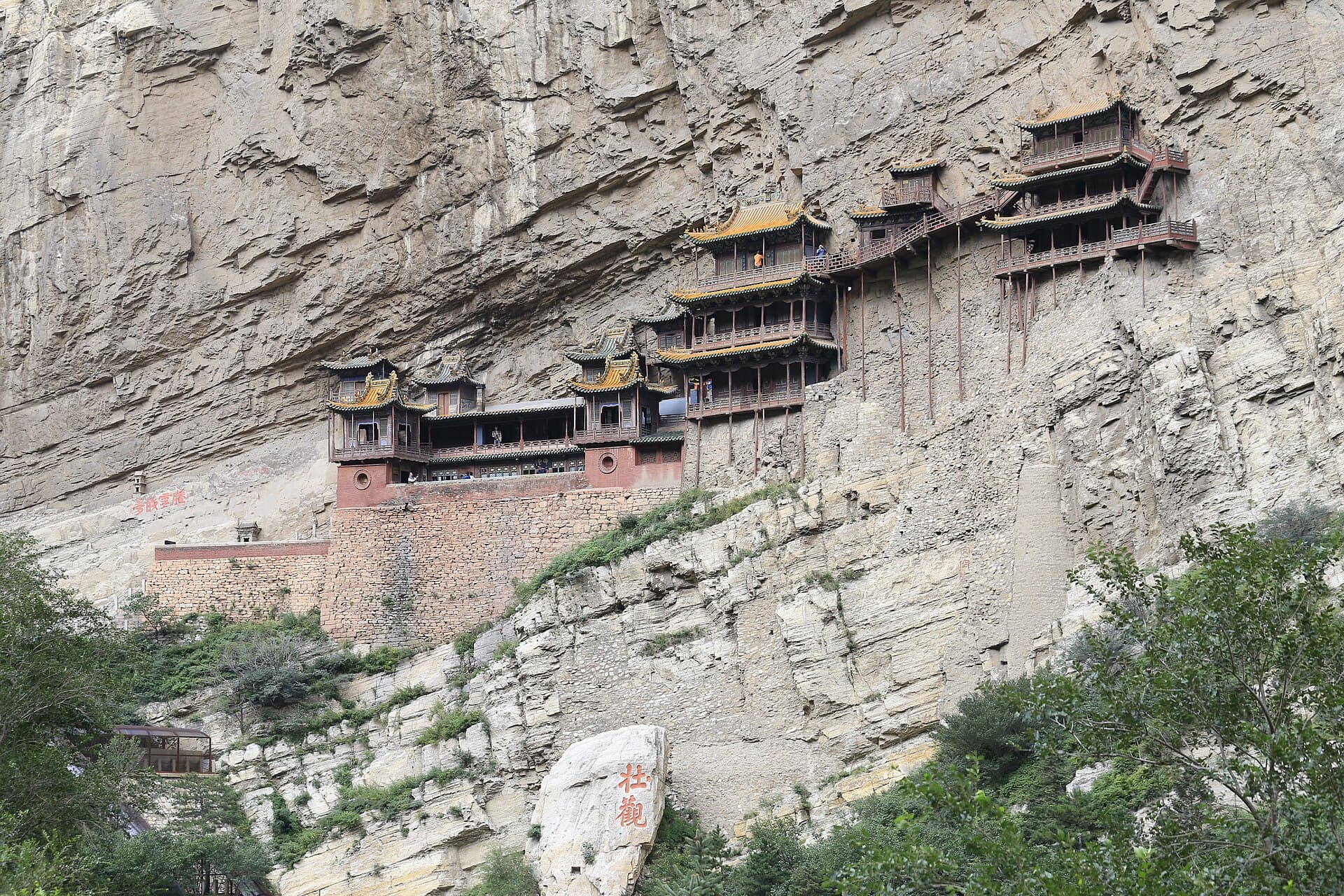Hanging Temple (Xuankong Si) auf einer Klippe bei Hunyuan in Shanxi – ein realer Ort, über den im Zusammenhang mit dem Black-Myth-Wukong-Tourismus berichtet wird