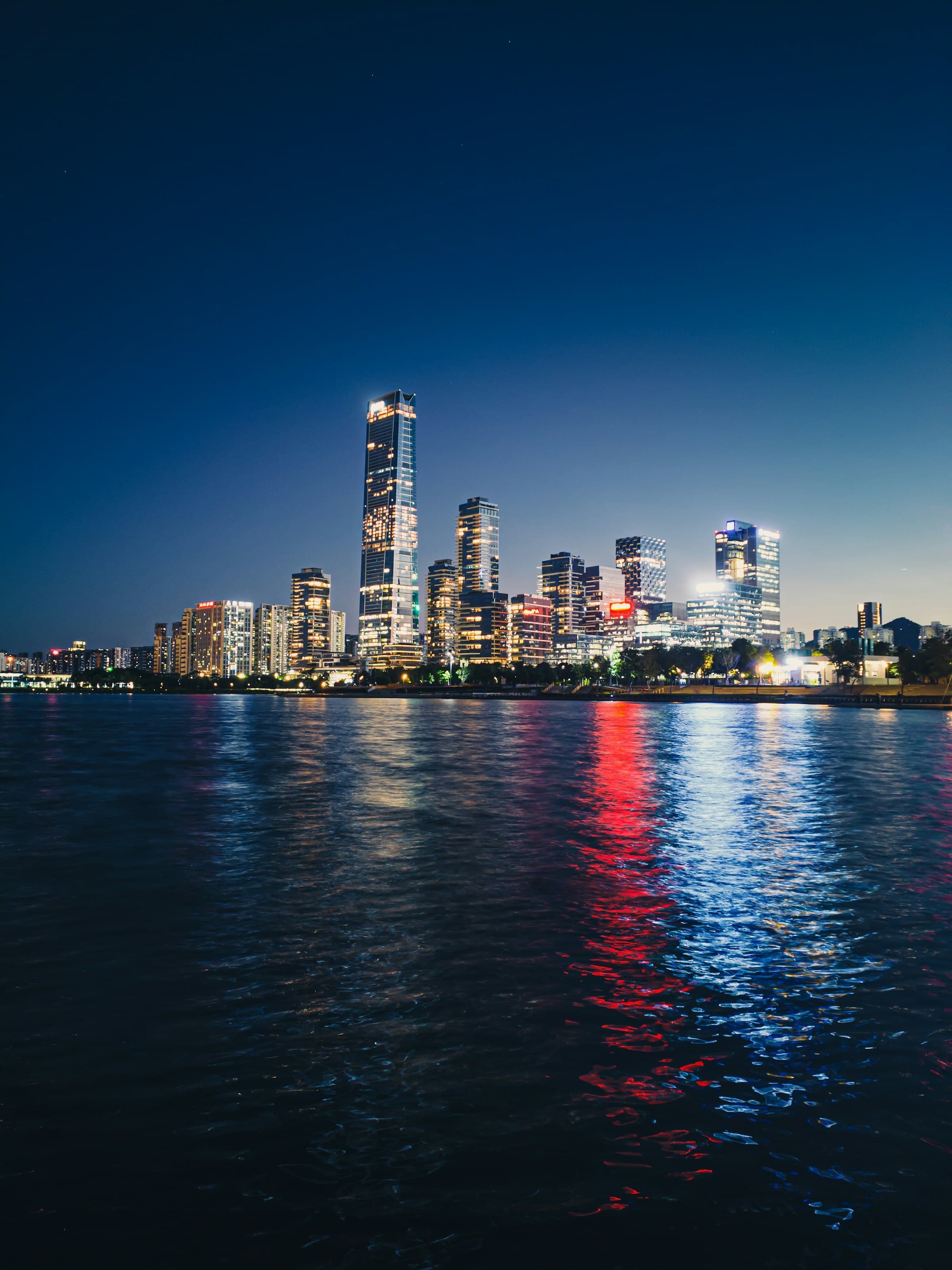 Tours du front de mer de Shenzhen Bay illuminées la nuit