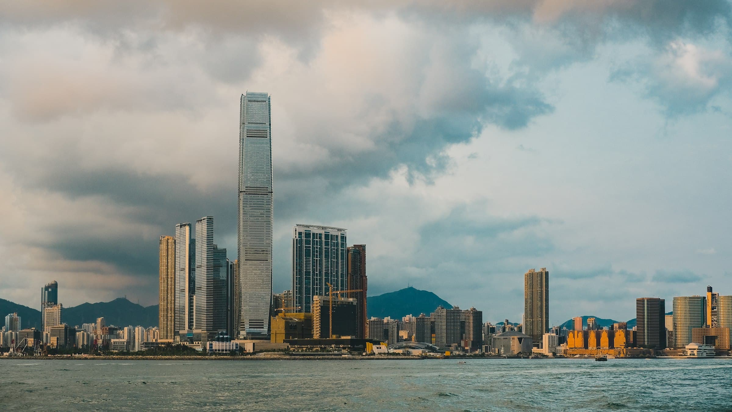 Victoria Harbour und die Skyline von West Kowloon vom Wasser aus in Hongkong SAR