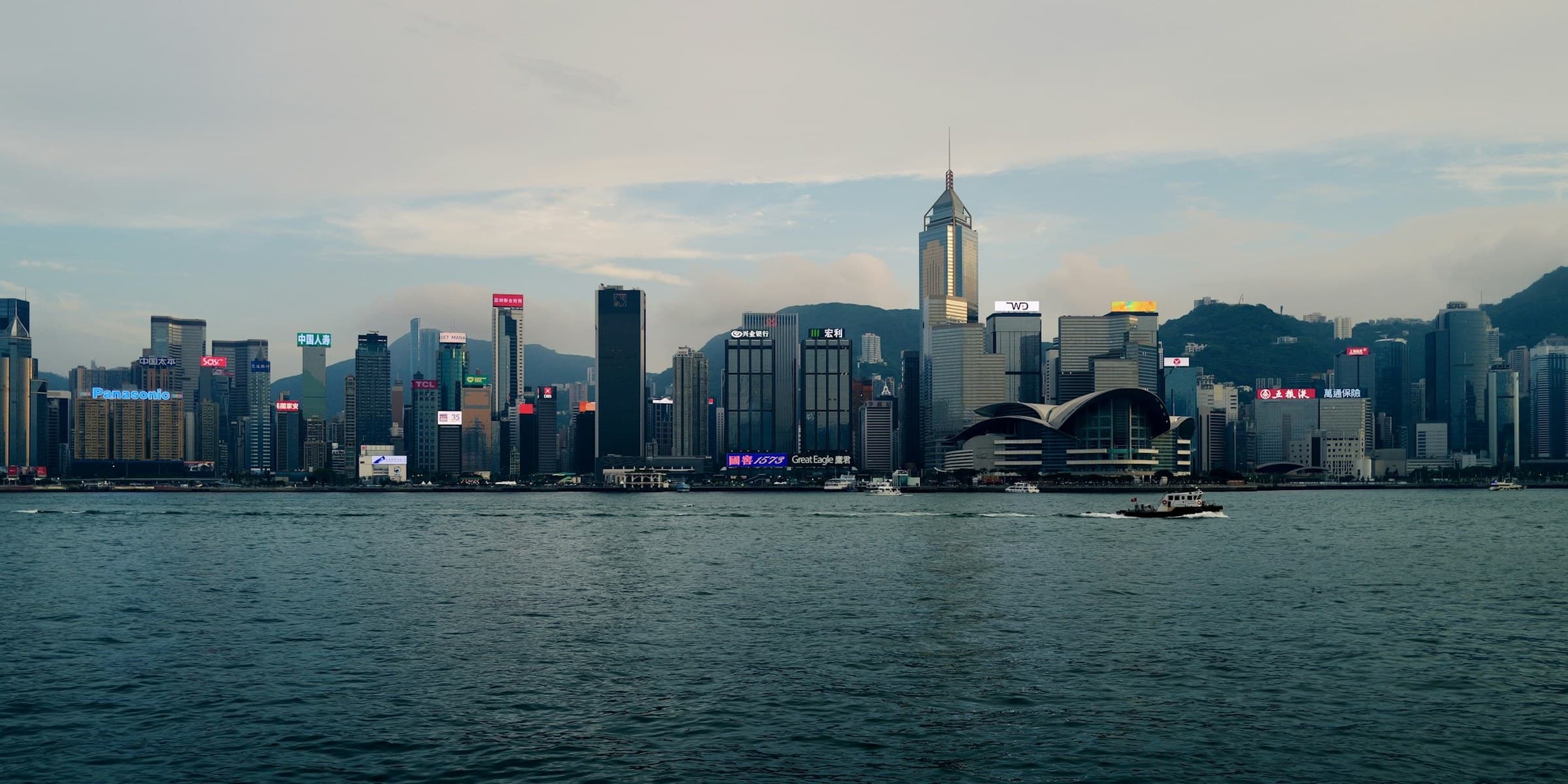 Panorama de l'île de Hong Kong depuis Kowloon, au-delà des eaux du Victoria Harbour