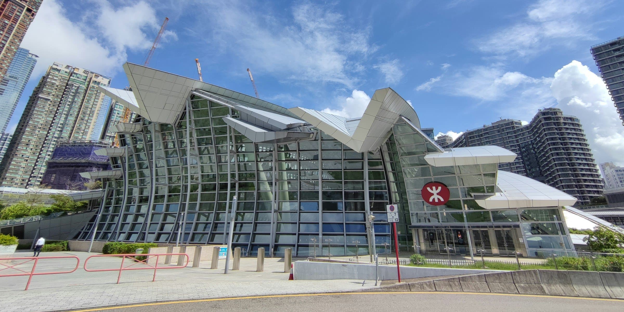 Vorderansicht des Hong Kong West Kowloon Station, des Endbahnhofs der Hochgeschwindigkeitszüge