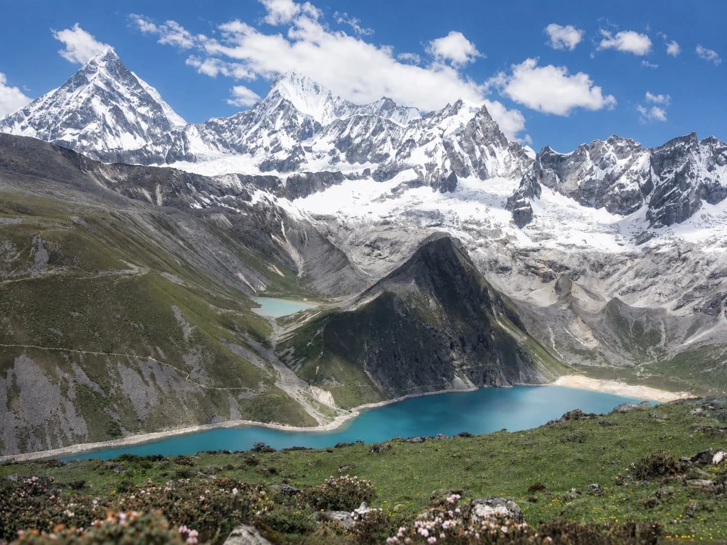Sommets enneigés au-dessus d'un lac glaciaire turquoise, trek en haute altitude dans l'ouest de la Chine
