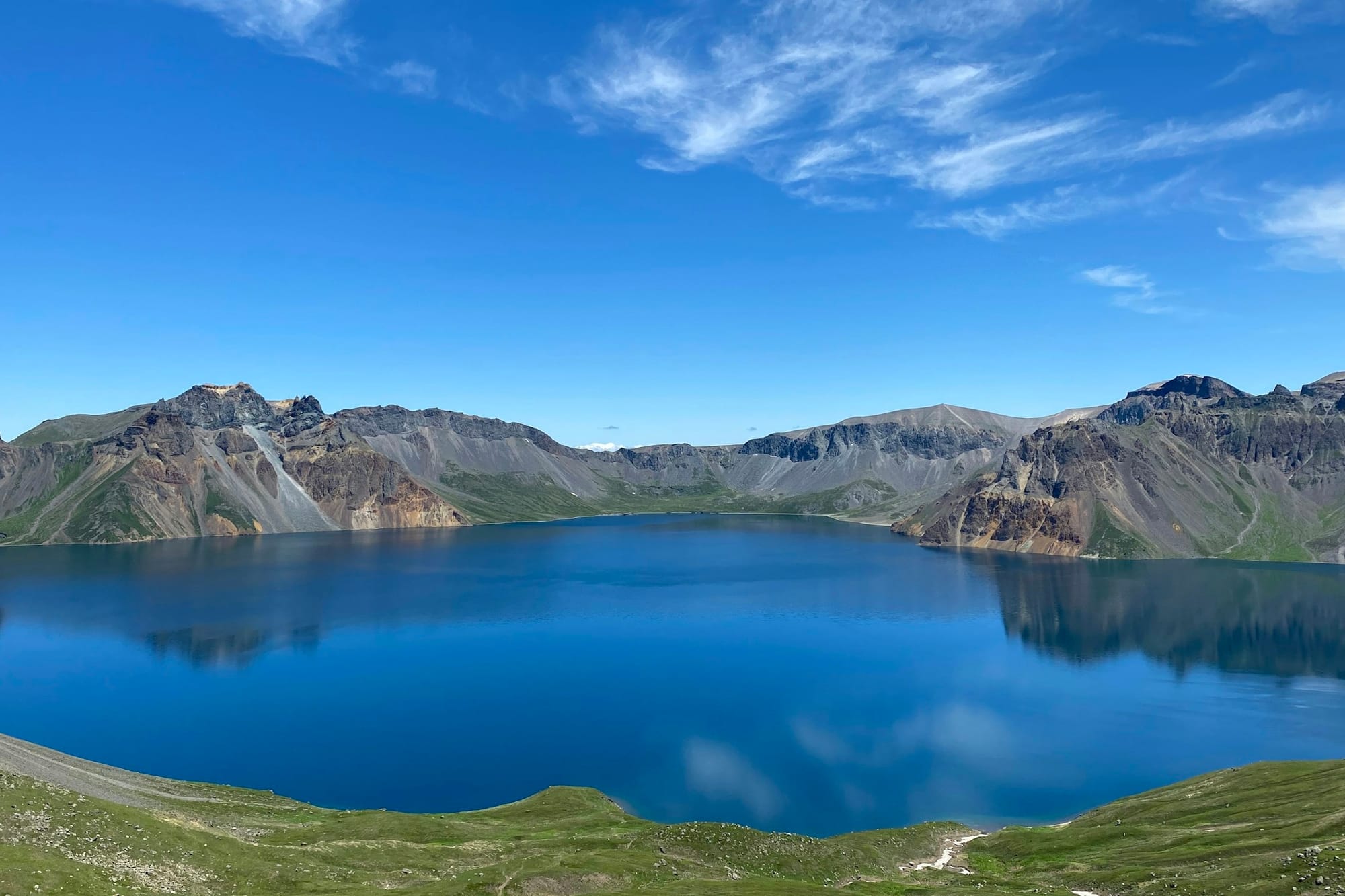 El lago de cráter azul de Tianchi en la montaña Changbai