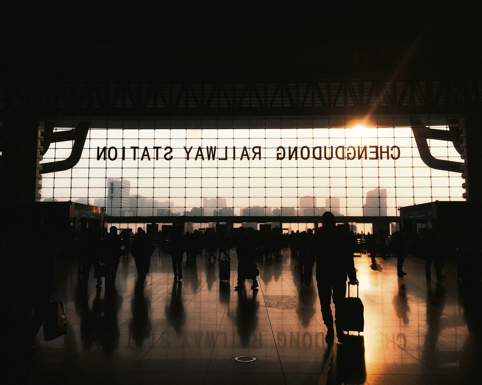 Voyageurs avec leurs valises, en silhouette dans le hall de Chengdu East Railway Station, Chengdu