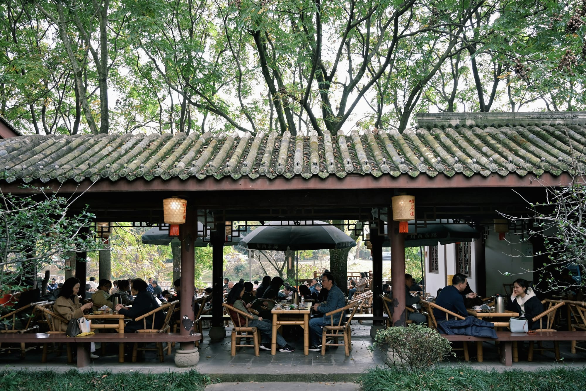 Personas tomando té en una casa de té al aire libre en Chengdu