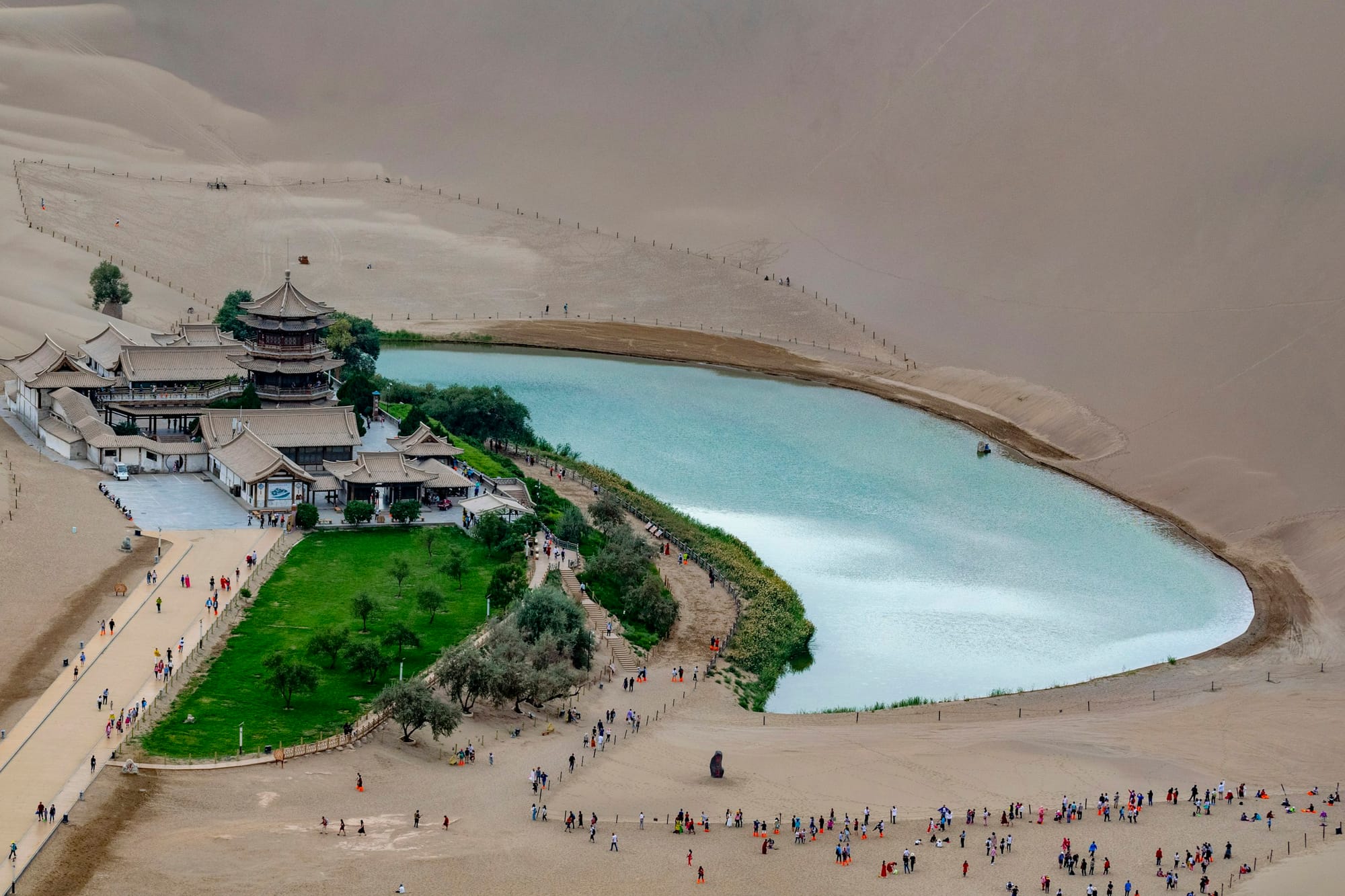 Crescent Lake y su templo entre las dunas de Mingsha Shan, Dunhuang