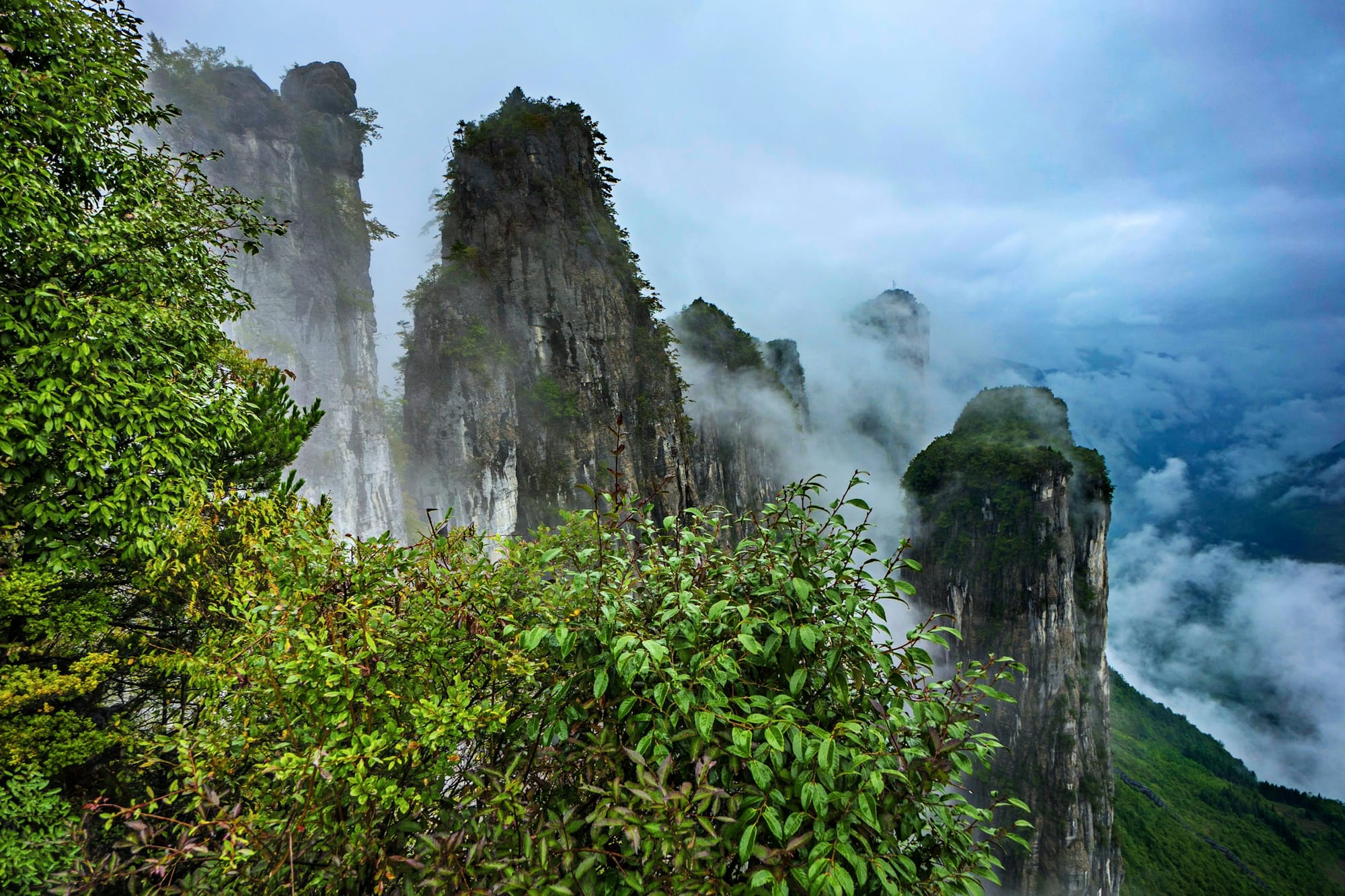 Pilares de caliza sobre una nube que se desplaza cerca de Enshi, Hubei