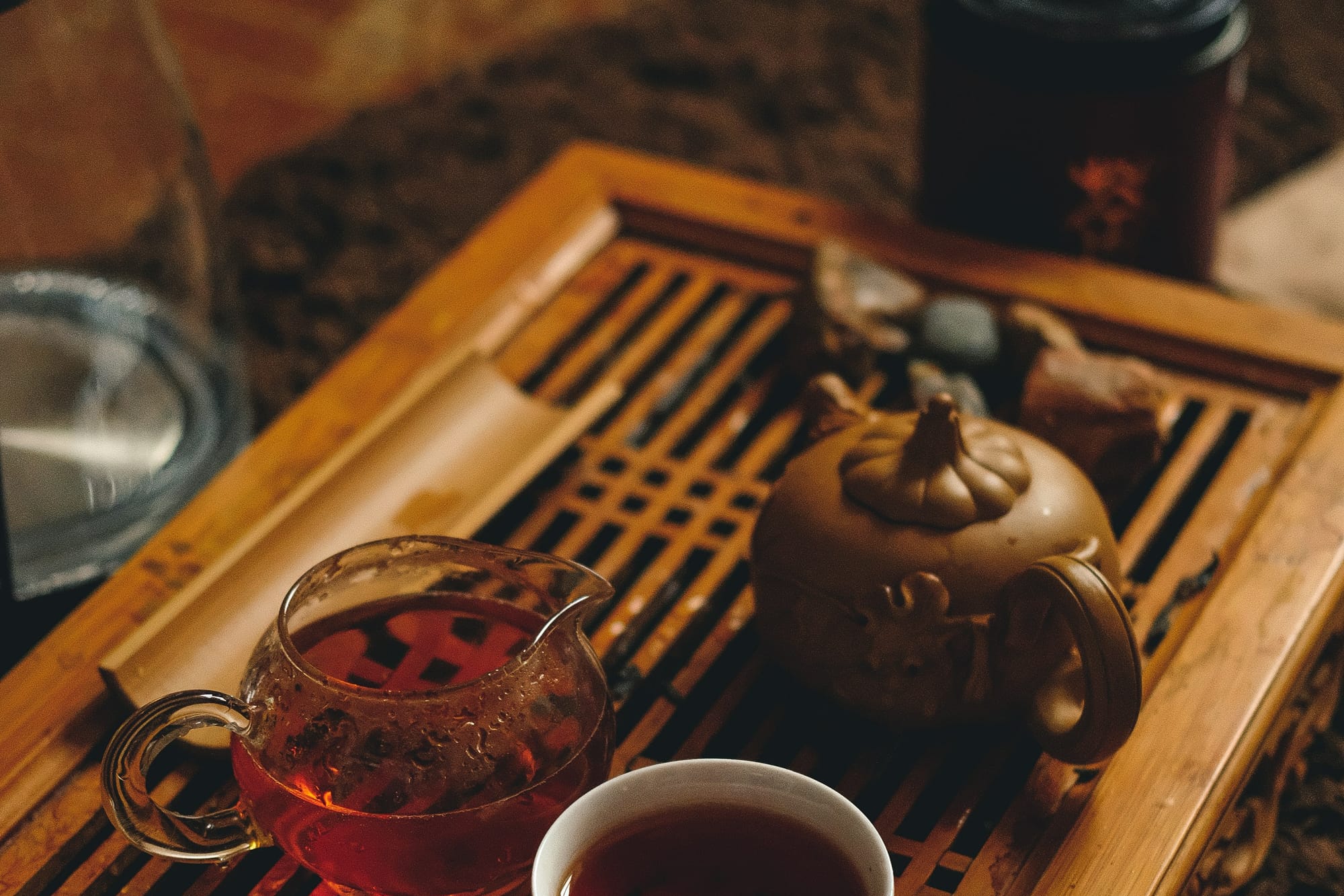 Ein Gongfu-Teetablett mit Tonkanne, Glaskanne und einer Tasse Tee