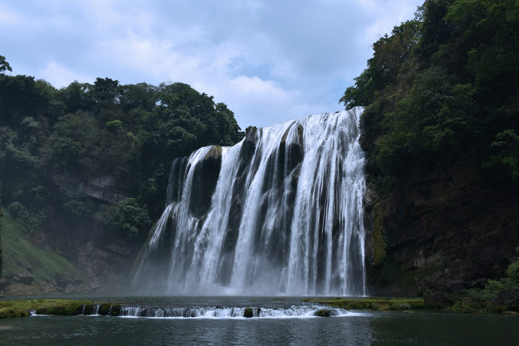 Cascade de Huangguoshu entre des falaises boisées, Guizhou