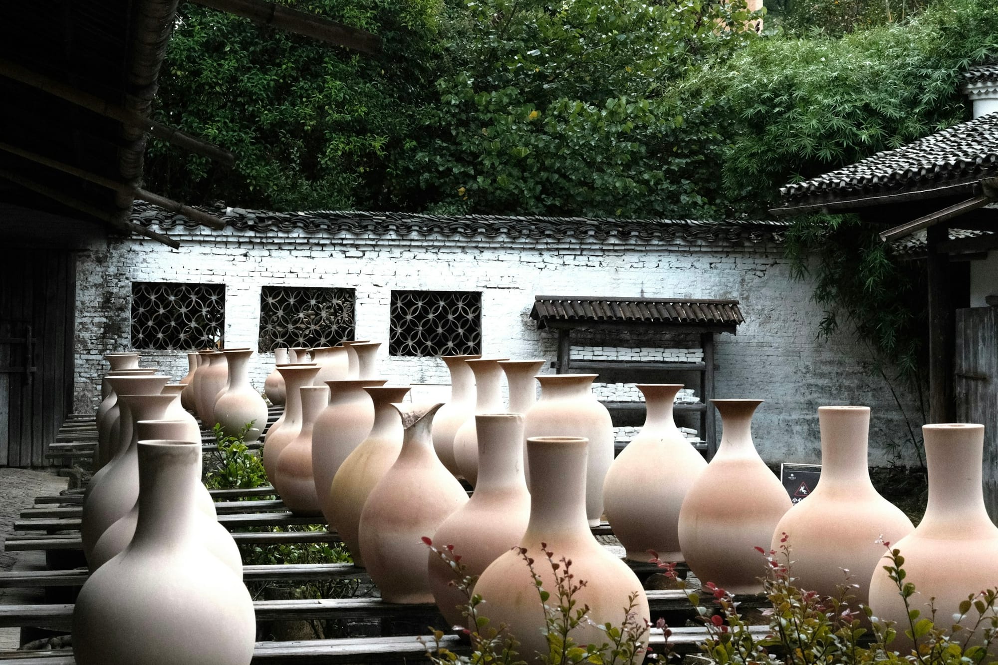 Reihen ungebrannter Porzellanvasen auf einem Brennofengelände in Jingdezhen