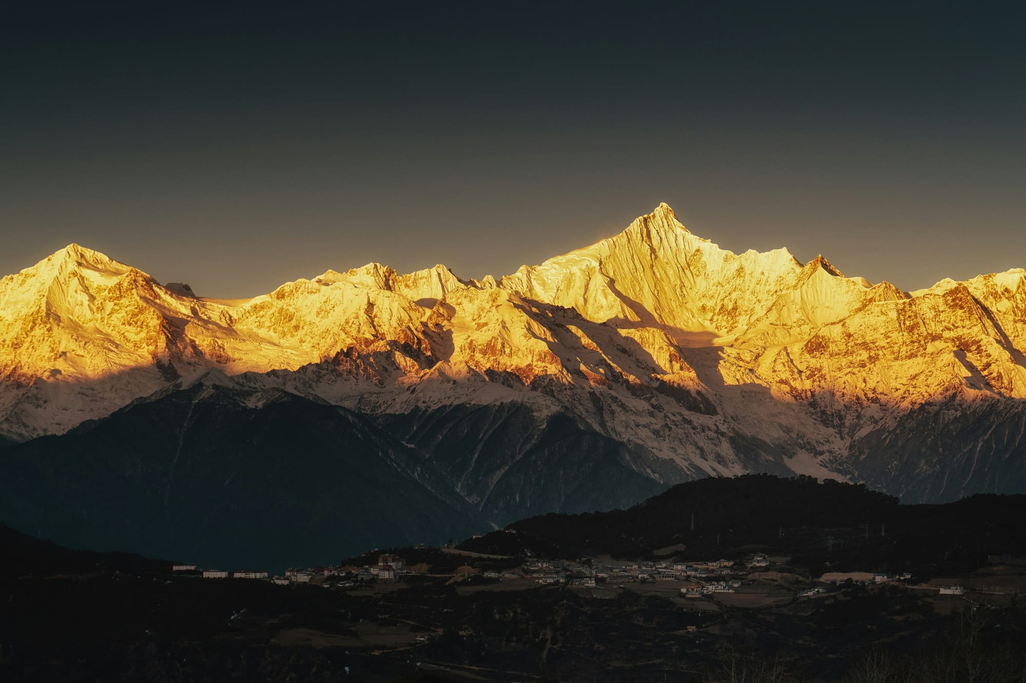 Bei Sonnenaufgang golden beleuchtete Gipfel des Meili Snow Mountain, Deqin, Yunnan
