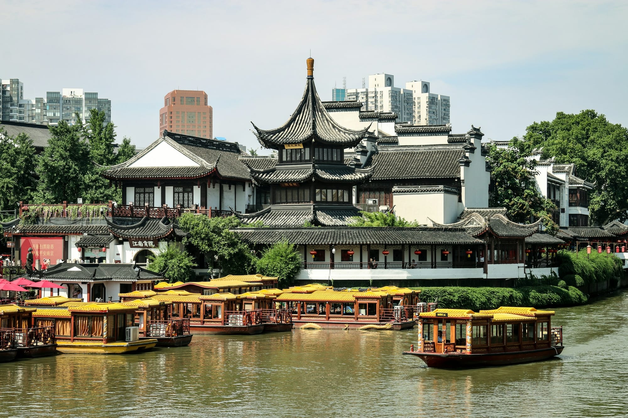 Bemalte Boote auf dem Qinhuai-Fluss beim Konfuziustempel in Nanjing