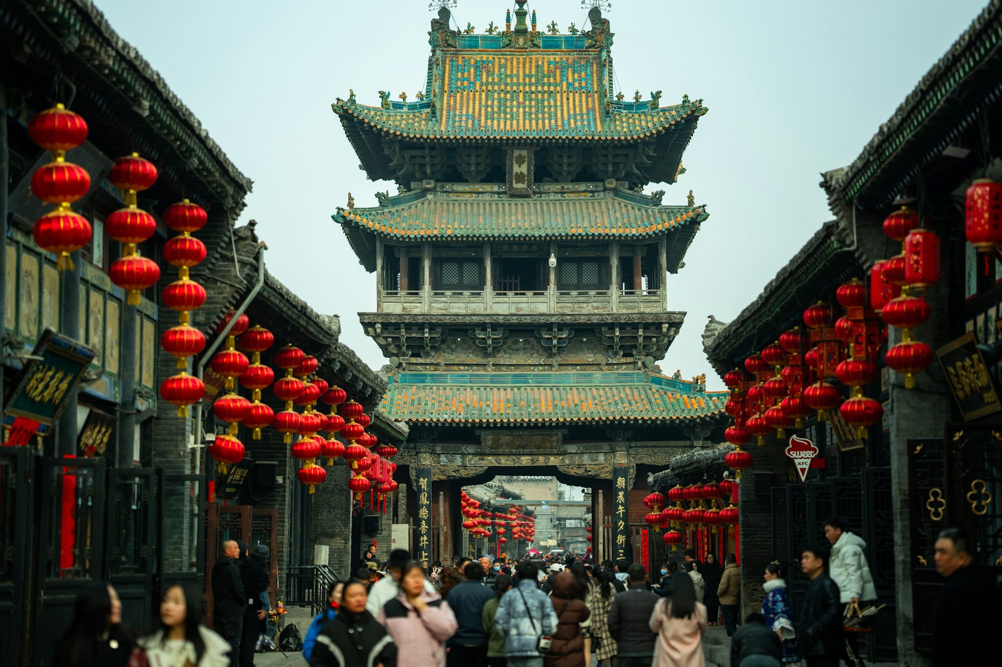 Lanternе rosse lungo una strada antica sotto la Torre del Mercato a Pingyao, Shanxi