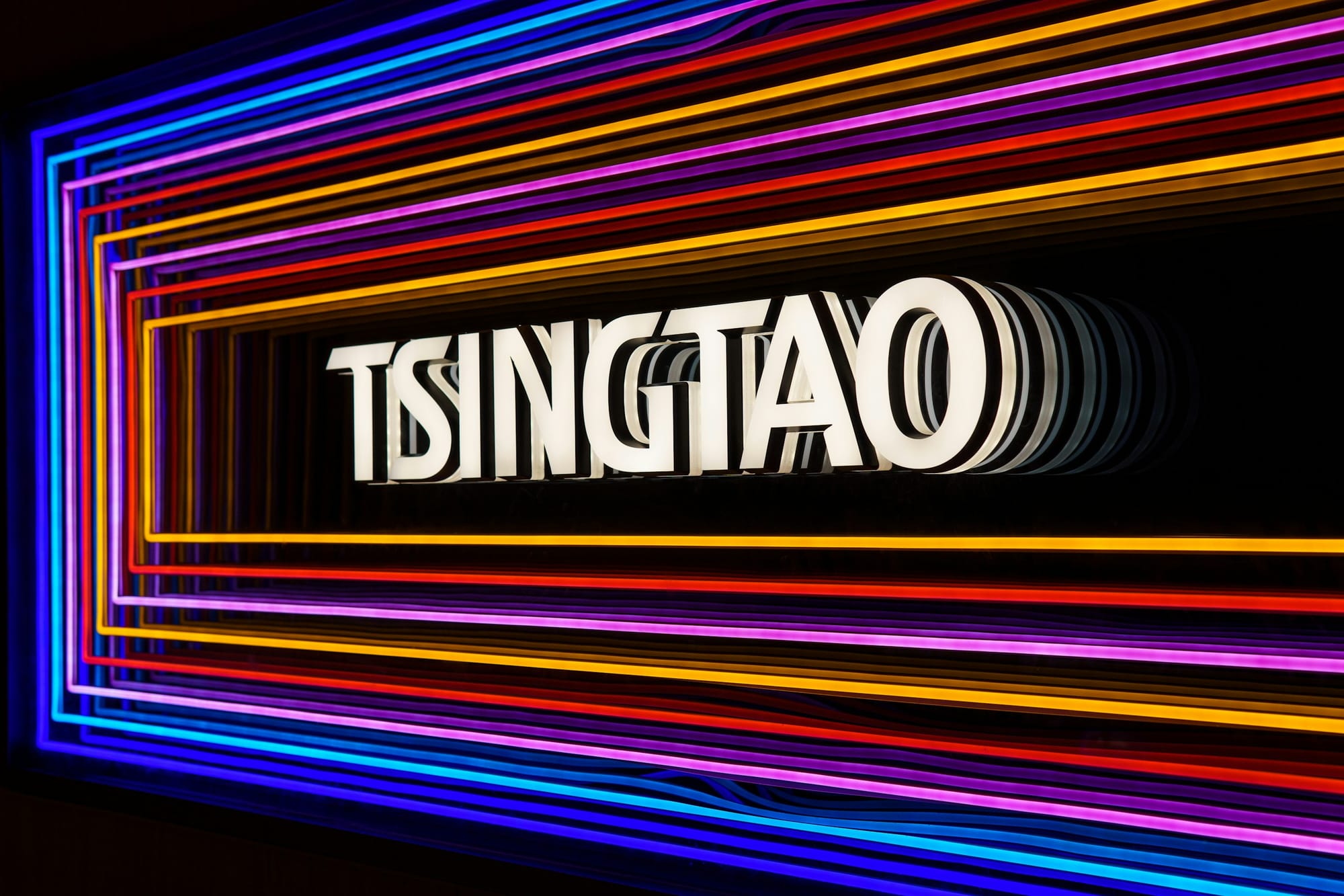 Eine Tsingtao-Leuchtreklame in Qingdao