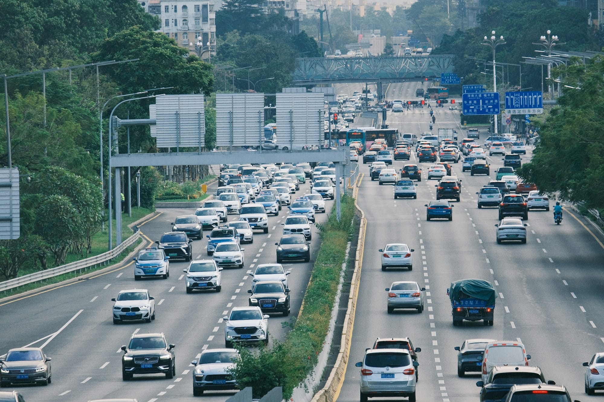Tráfico intenso en una autopista urbana de Shenzhen