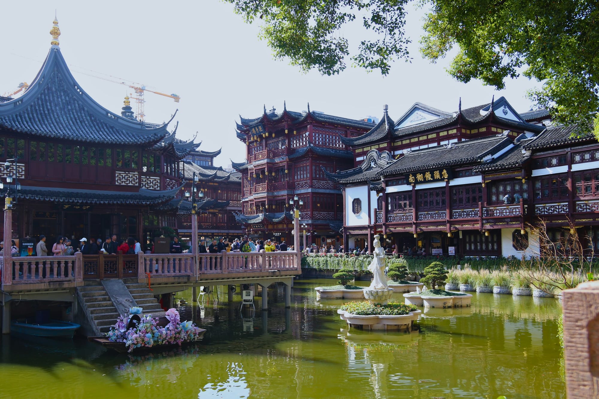 Pavillons und der Teich am Basar des Yu-Gartens in Shanghai
