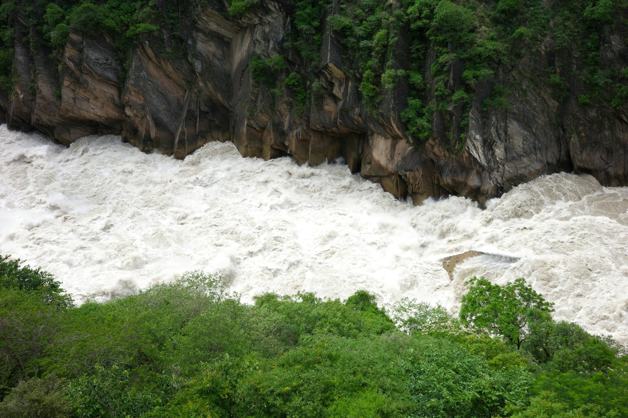 Aguas blancas que corren por la Garganta del Salto del Tigre, Yunnan