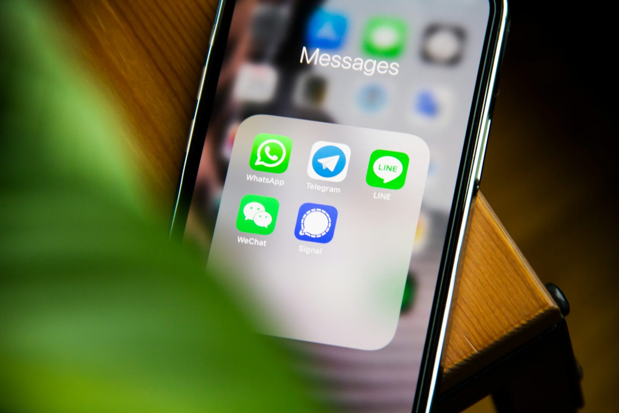 Ein Ordner auf dem Handy mit Messenger-Apps, darunter WeChat