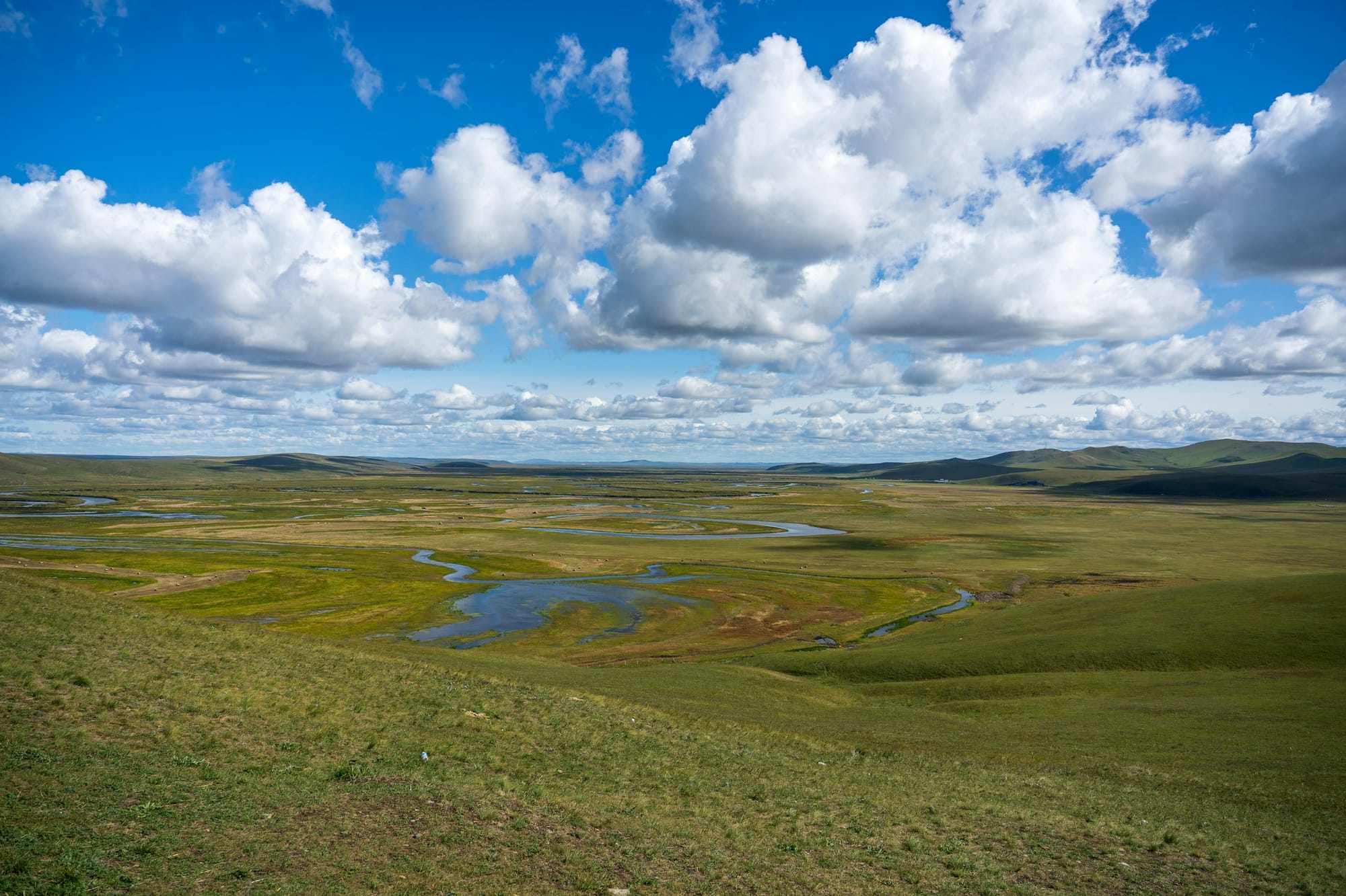 Prateria e fiume sinuoso nella Mongolia Interna